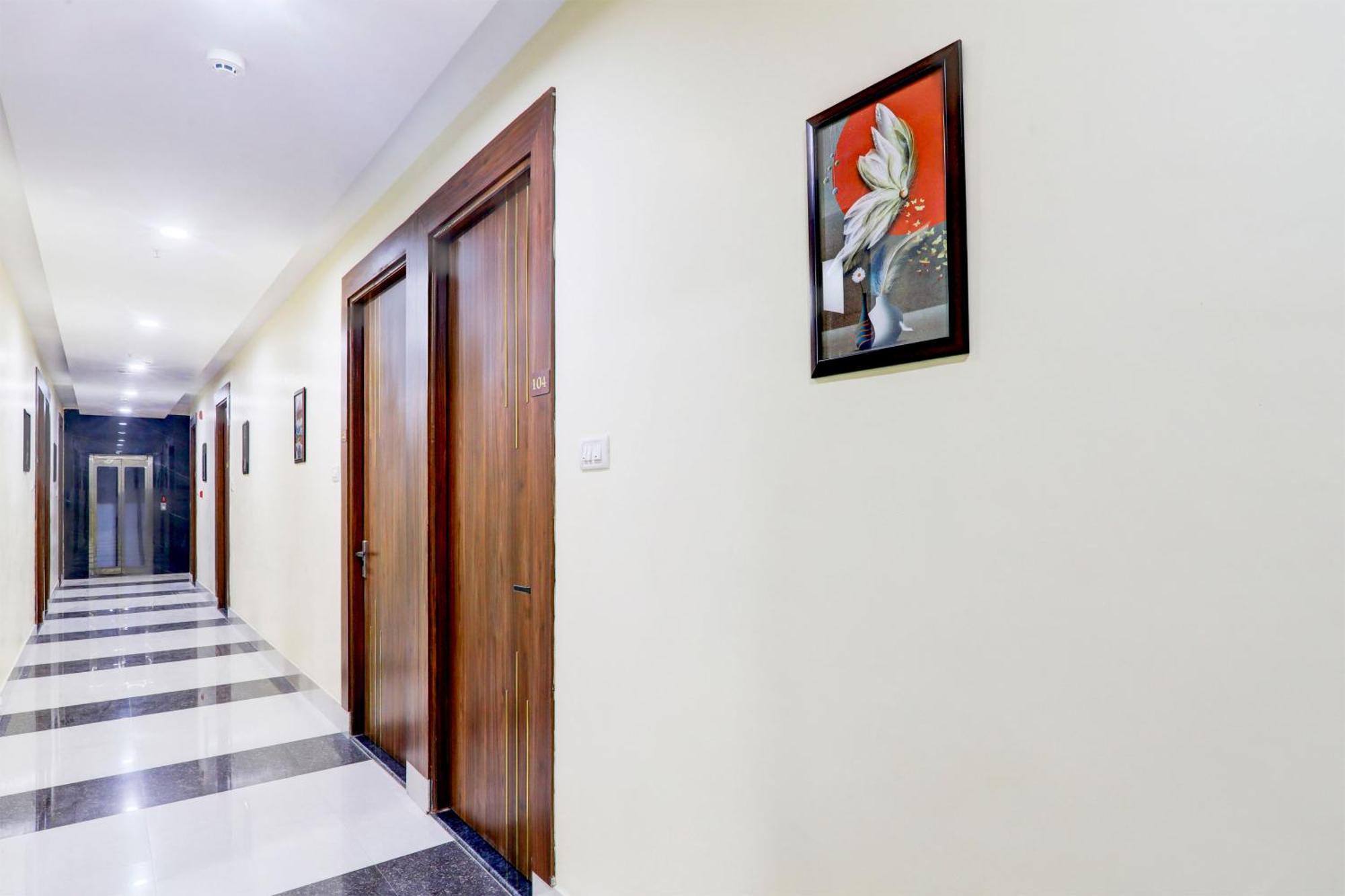 Super Townhouse Gls International Hotel Лакнау Екстериор снимка