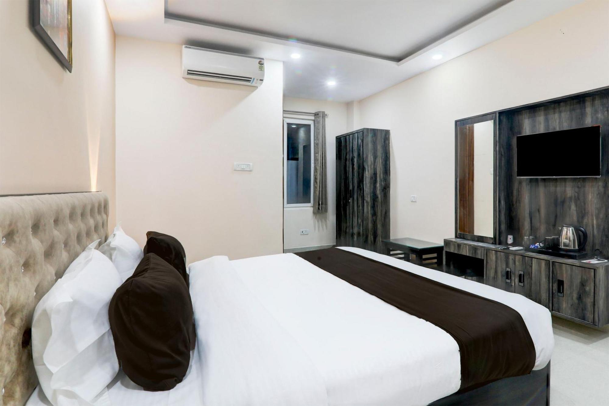 Super Townhouse Gls International Hotel Лакнау Екстериор снимка