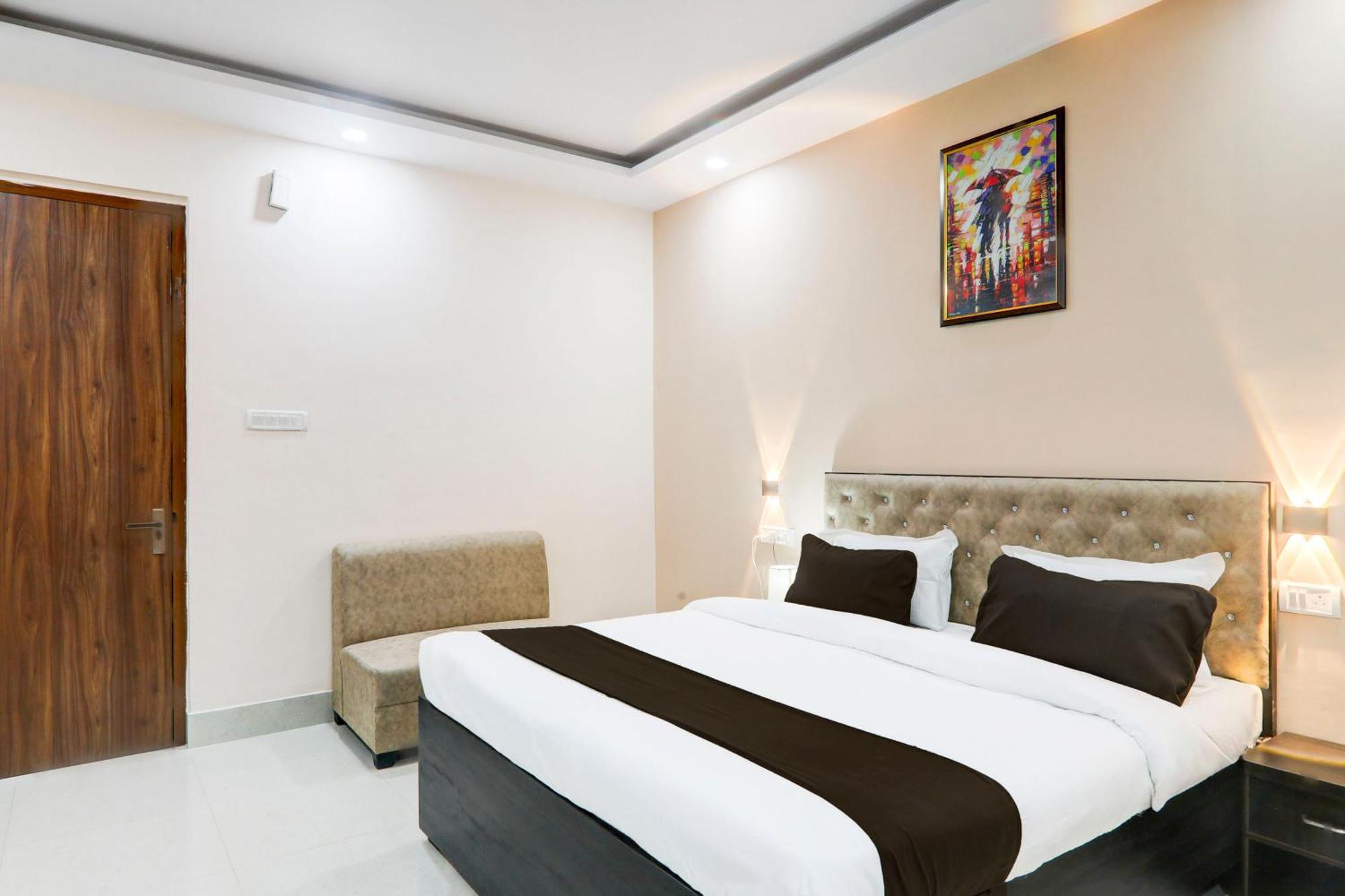 Super Townhouse Gls International Hotel Лакнау Екстериор снимка
