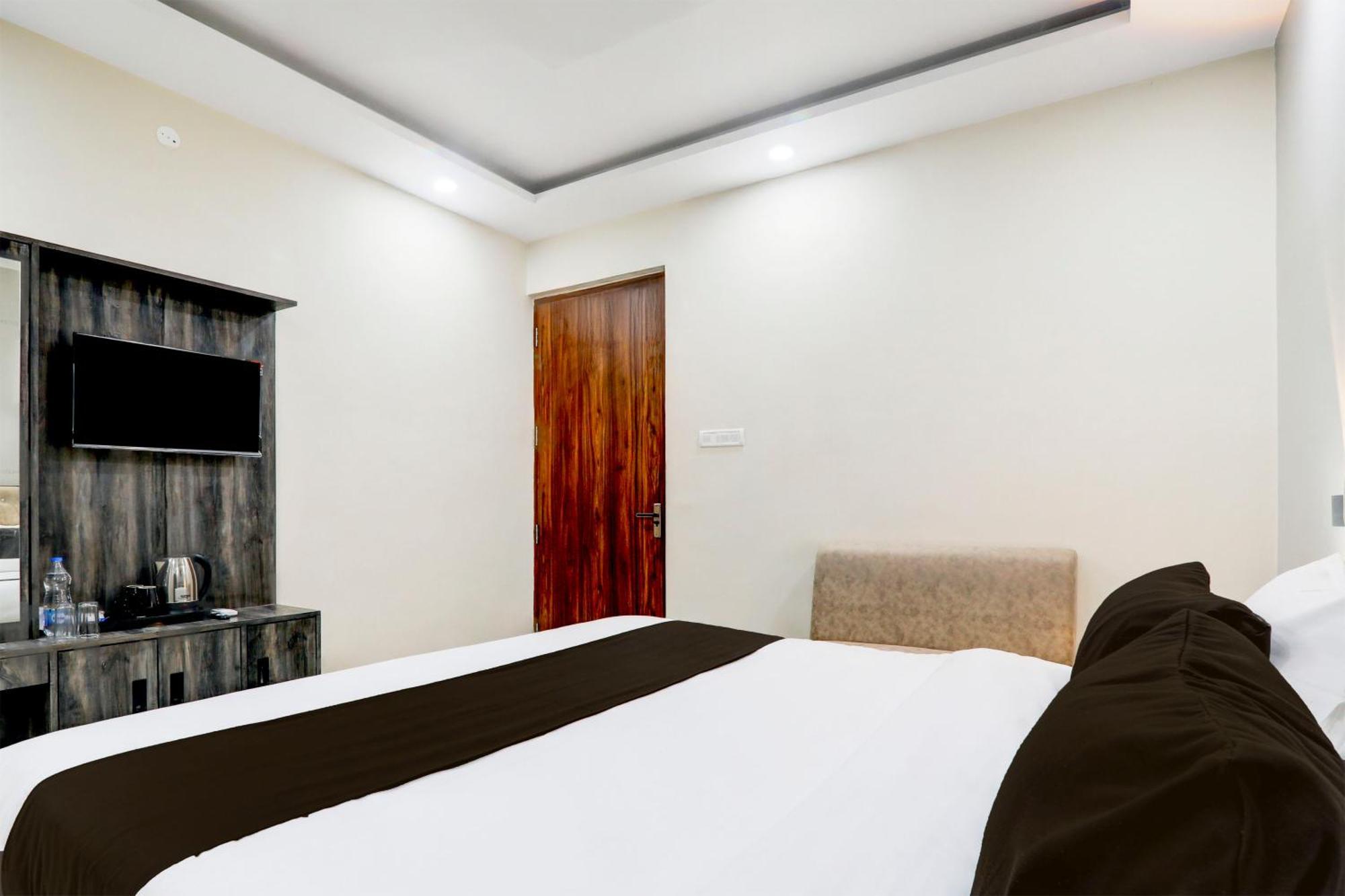 Super Townhouse Gls International Hotel Лакнау Екстериор снимка