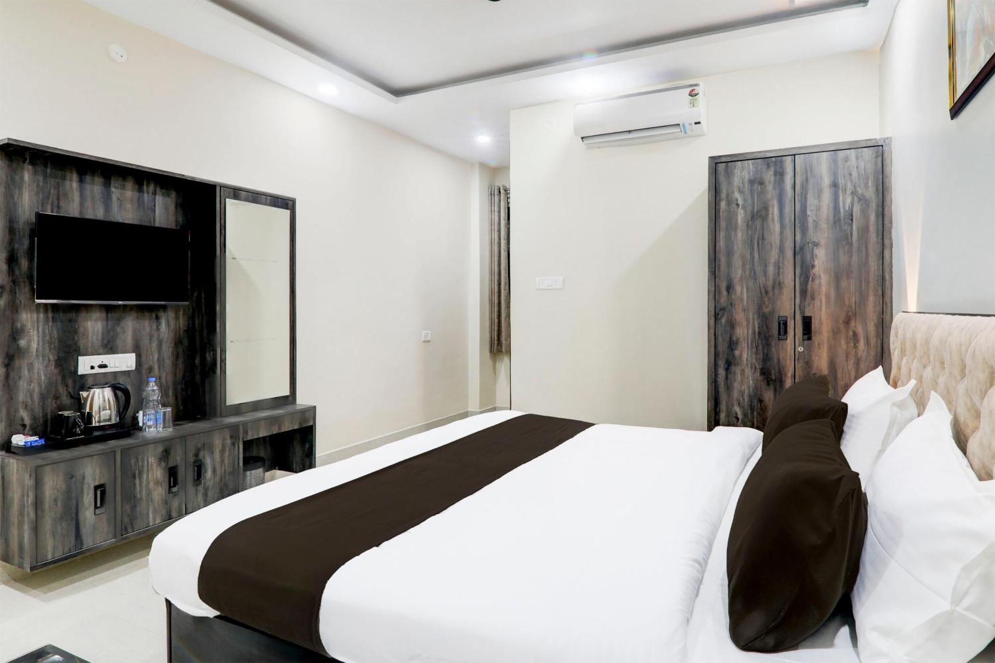 Super Townhouse Gls International Hotel Лакнау Екстериор снимка