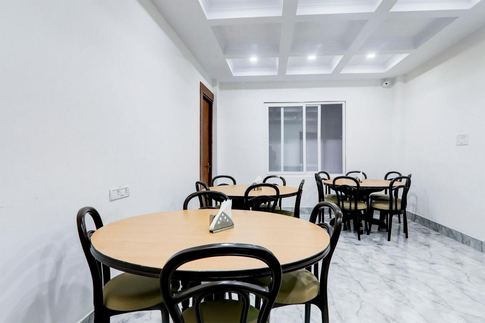Super Townhouse Gls International Hotel Лакнау Екстериор снимка
