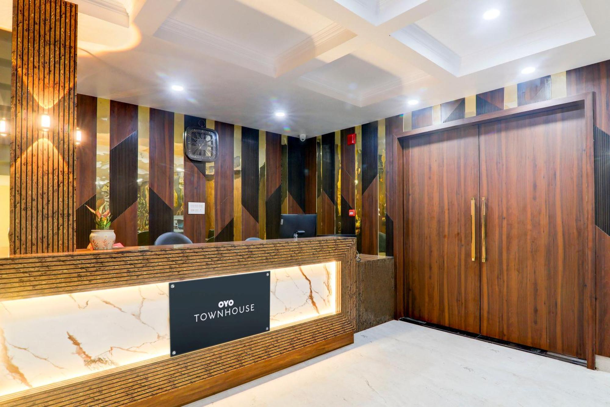 Super Townhouse Gls International Hotel Лакнау Екстериор снимка