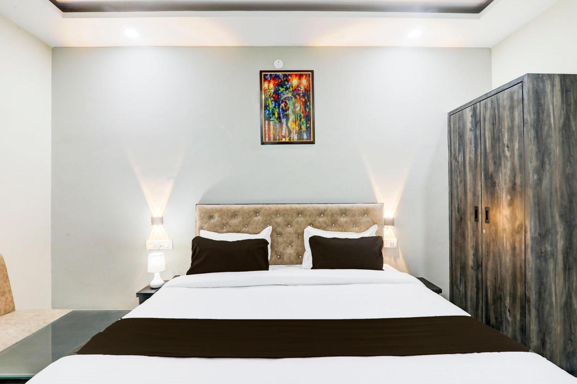 Super Townhouse Gls International Hotel Лакнау Екстериор снимка