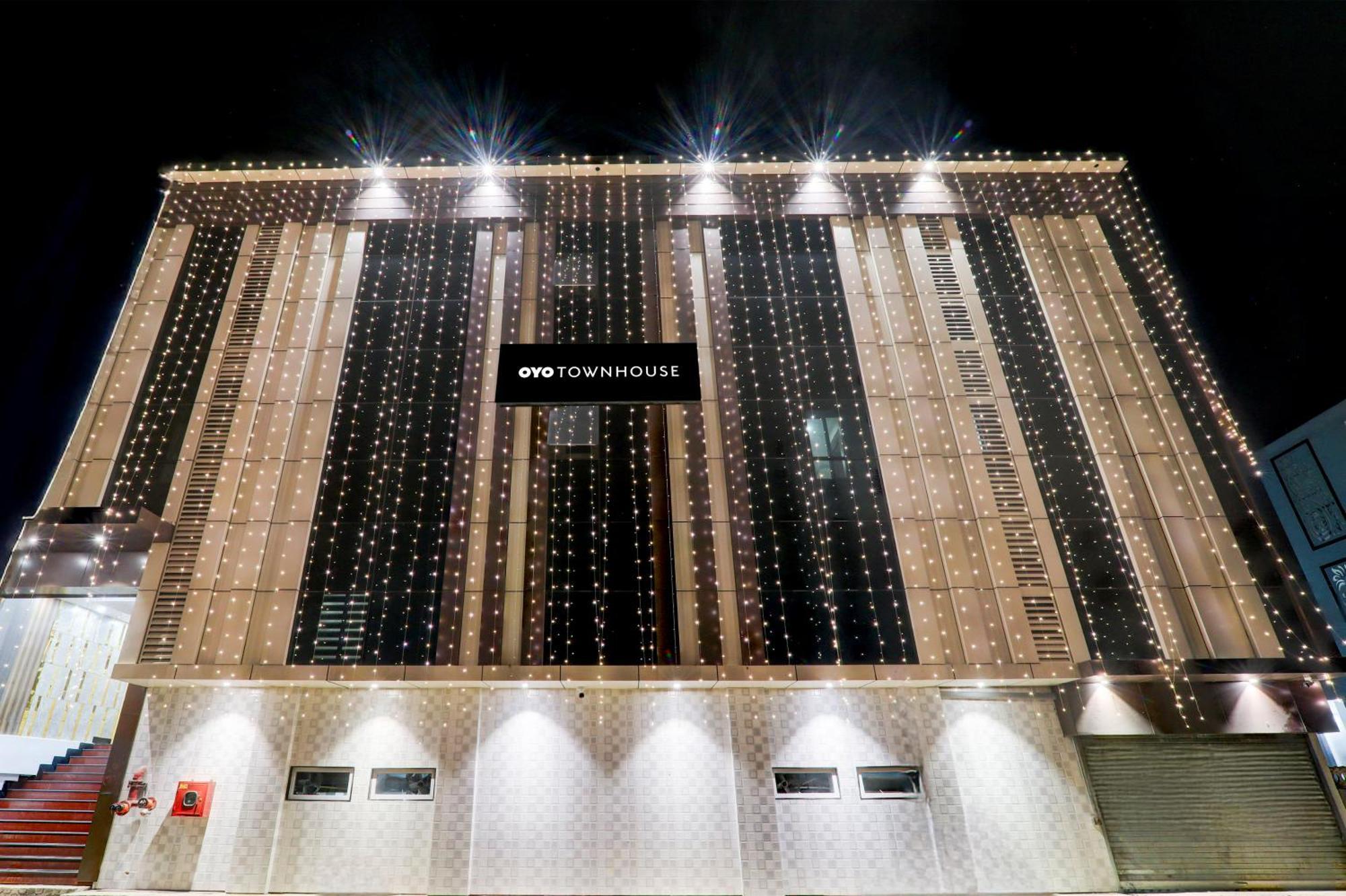 Super Townhouse Gls International Hotel Лакнау Екстериор снимка