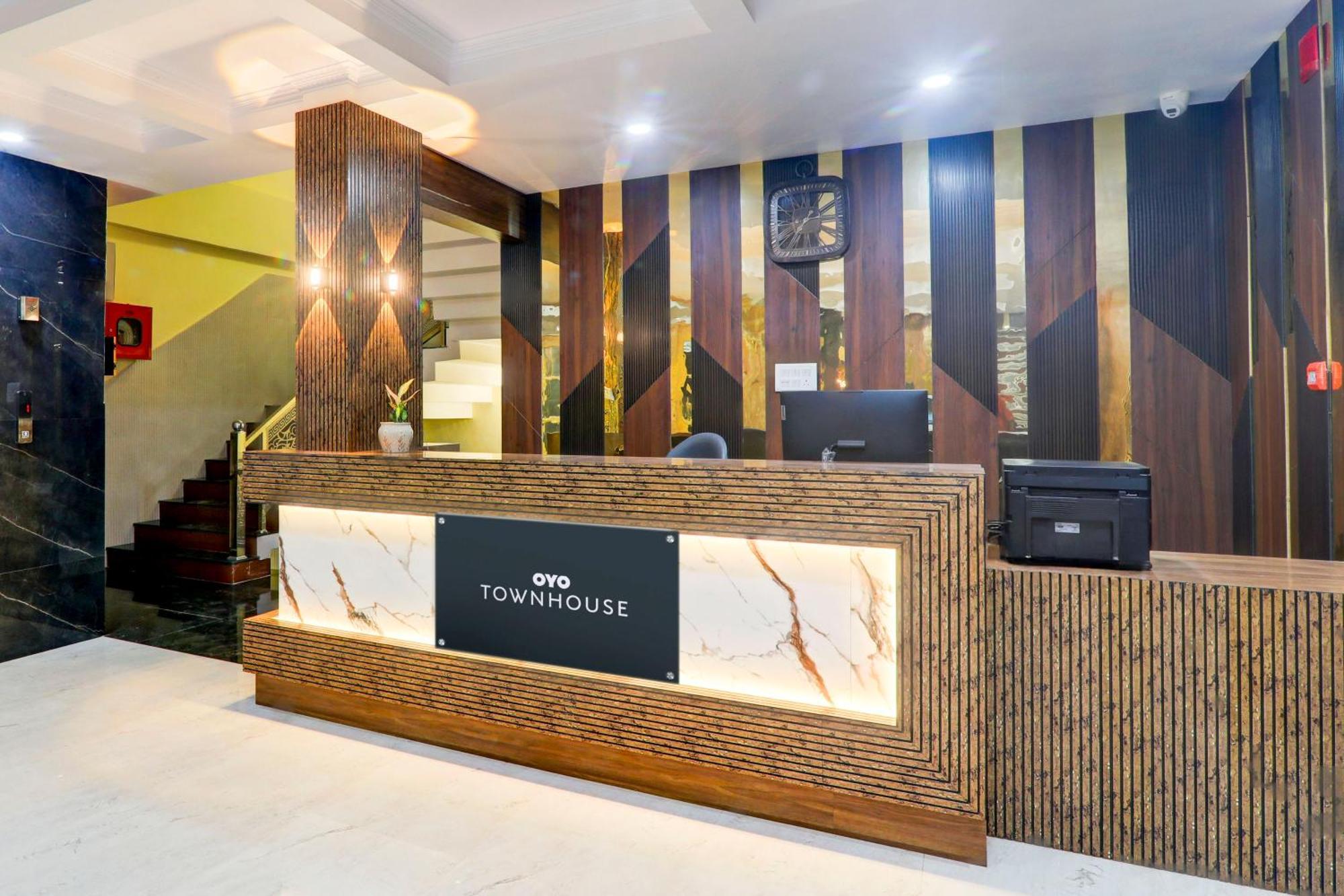 Super Townhouse Gls International Hotel Лакнау Екстериор снимка