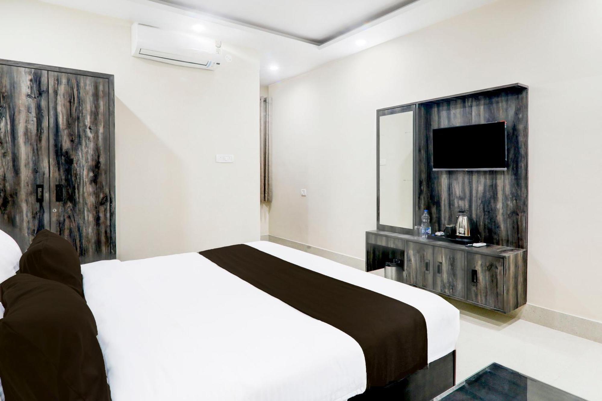 Super Townhouse Gls International Hotel Лакнау Екстериор снимка