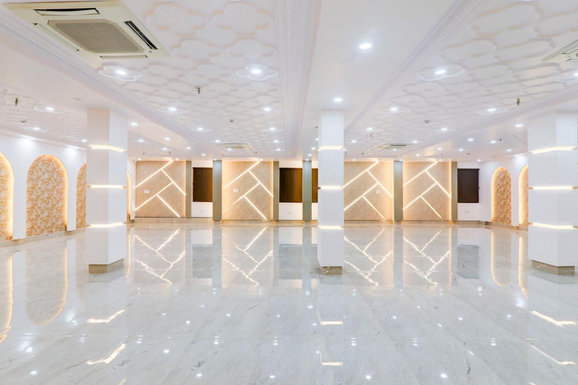 Super Townhouse Gls International Hotel Лакнау Екстериор снимка