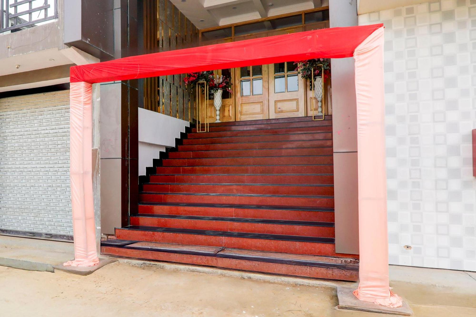 Super Townhouse Gls International Hotel Лакнау Екстериор снимка
