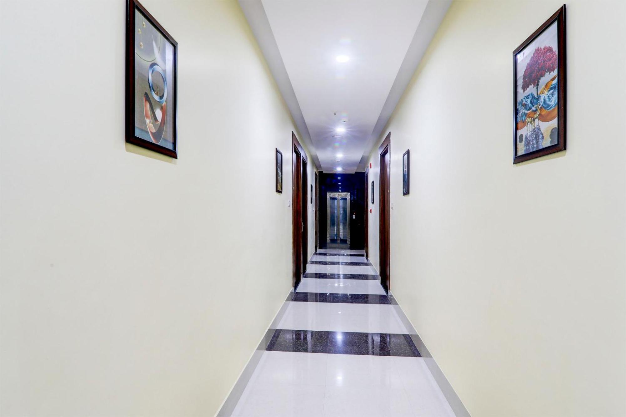 Super Townhouse Gls International Hotel Лакнау Екстериор снимка